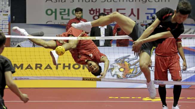 Pemain sepak takraw Asia beraksi di Kejuaraan Sepak Takraw ISTAF Super Series di Gunsan City, Korea Selatan.