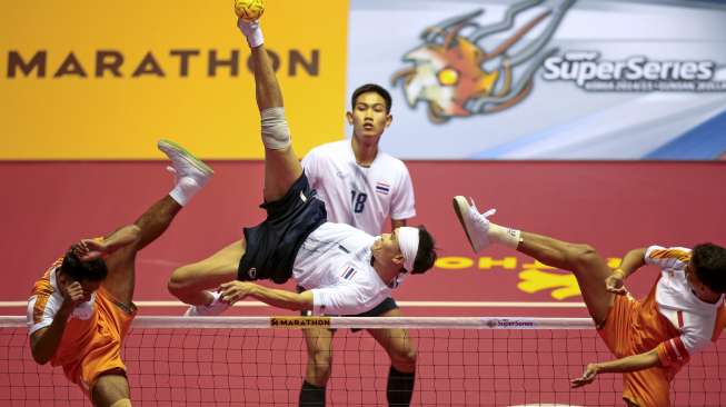 Pemain sepak takraw Asia beraksi di Kejuaraan Sepak Takraw ISTAF Super Series di Gunsan City, Korea Selatan.