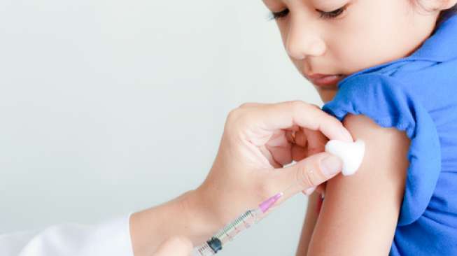 Ilustrasi pemberian vaksin. (Shutterstock)
