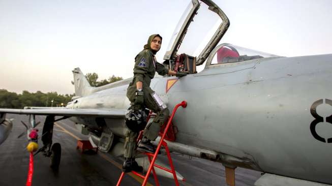 Ayesha Farooq (26), satu-satunya pilot tempur wanita Pakistan, bersama pesawat F-7PG yang diterbangkannya, di Pangkalan Mushaf, Sargodha, Pakistan, 6 Juni 2013. [Reuters/Zohra Bensemra/Files] (23/4)