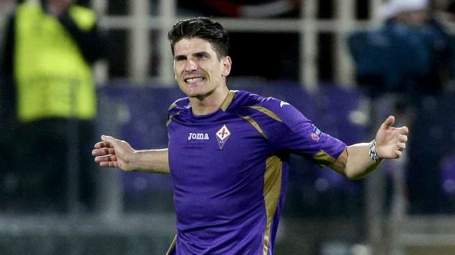 Pemain Fiorentina Mario Gomez rayakan gol ke gawang Dynamo Kiev (24/4) [Reuters/Max Rossi]