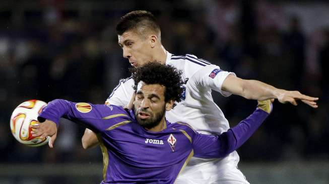 Pemain Fiorentina Muhammad Salah (bawah)  berebut bola dengan pemain Kiev Yevhen Khacheridi (24/4) [Reuters/Max Rossi]