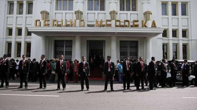 Penjagaan super ketat dilakukan oleh Paspampres, TNI dan Polri guna memperlancar puncak acara KAA. 