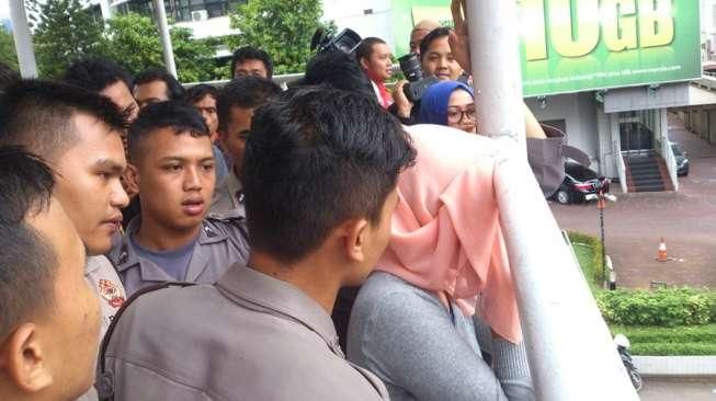 Perempuan Hendak Lompat dari Jembatan Rasuna Said, Bikin Heboh