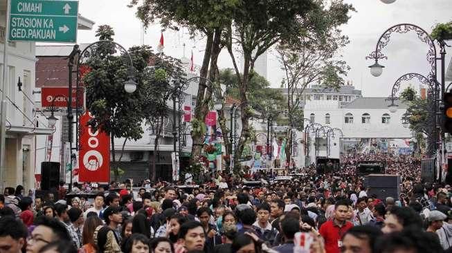 Ribuan warga memadati kawasan Jalan Asia Afrika usai di selenggarakannya puncak rangkaian Peringatan ke-60Tahun Konferensi Asia Afrika, di Bandung, Jumat (24/4).