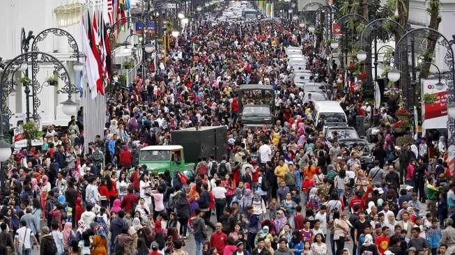  Beberapa ornamen termasuk hiasan seperti spanduk, baliho, hingga patung bergambar para kepala negara Asia-Afrika dijadikan sebagai objek untuk berfoto.