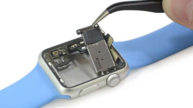 Tampilan komponen-komponen Apple Watch jam pintar keluaran Apple.