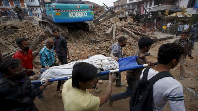 Korban Gempa Nepal Jadi Kuli Angkut Bantuan