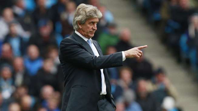 Manajer Manchester City Manuel Pellegrini saat timnya menjamu Aston Villa (26/4) [Reuters/Jason Cairduff]