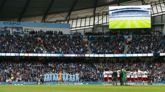 Pemain Manchester City dan Aston Villa mengheningkan cipta sebelum pertandingan di mulai (26/4) [Reuters/Jason Cairduff]