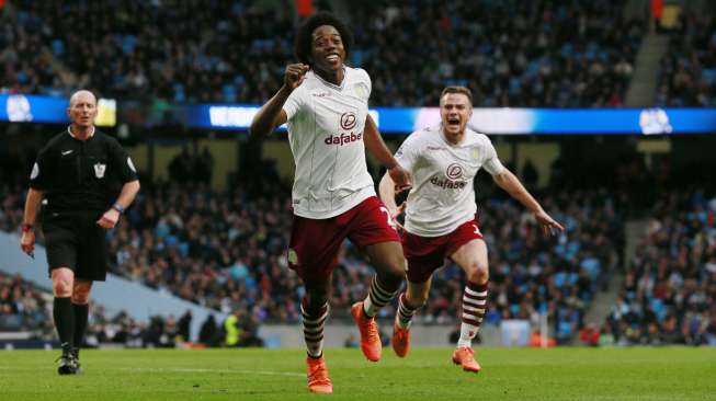 Pemain Aston Villa Carlos Sanchez rayakan gol ke gawang Manchester City (26/4) [Reuters/Jason Cairnduff]