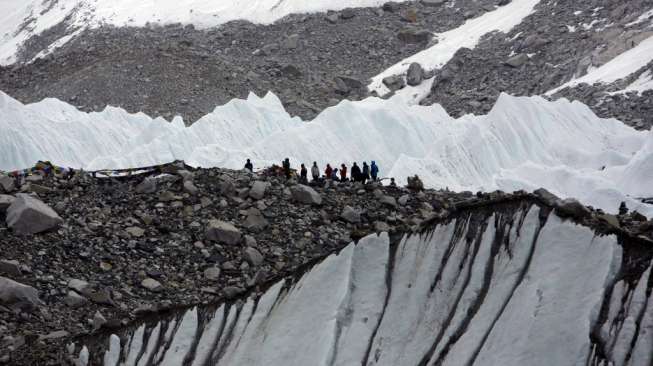 Tiga Heli Evakuasi Pendaki yang Terjebak Dua Hari di Everest