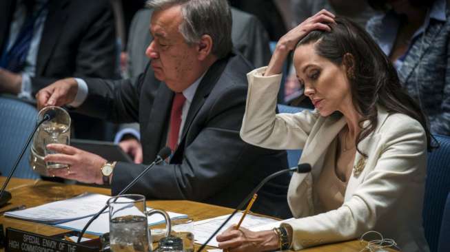 Aktris kawakan Hollywood, Angelina Jolie, hadir dalam rapat Dewan Keamanan Perserikatan Bangsa-Bangsa (DK PBB) di New York, Amerika Serikat, hari Jumat (24/4/2015) waktu setempat. (Reuters/Lucas Jackson)