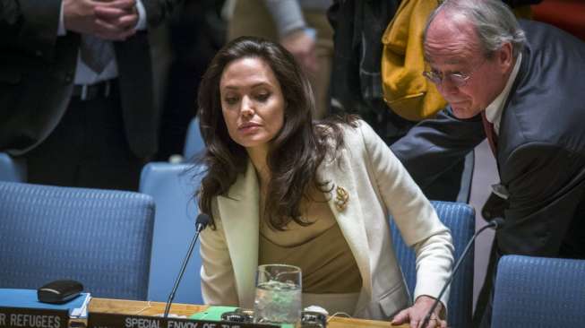 Aktris kawakan Hollywood, Angelina Jolie, hadir dalam rapat Dewan Keamanan Perserikatan Bangsa-Bangsa (DK PBB) di New York, Amerika Serikat, hari Jumat (24/4/2015) waktu setempat. (Reuters/Lucas Jackson)