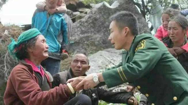 Menyedihkan, Relawan Gempa Nepal Gali Puing dengan Tangan Kosong