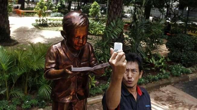 Patung masa kecil KH. Abdurahman Wahid (Gus Dur) di Taman Amir Hamzah, Jakarta, Senin (27/4).