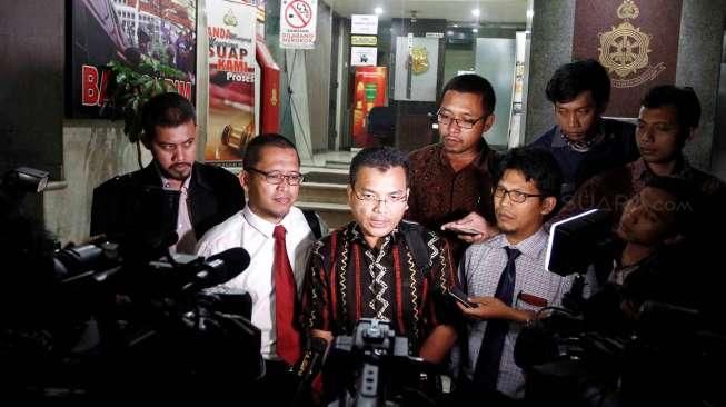 Mantan Wamenkumham Denny Indrayana menjawab pertanyaan wartawan seusai menjalani pemeriksaan selama 7 jam di Bareskrim Mabes Polri, Jakarta, Senin (27/4/2015). [Suara.com/Kurniawan Mas'ud]