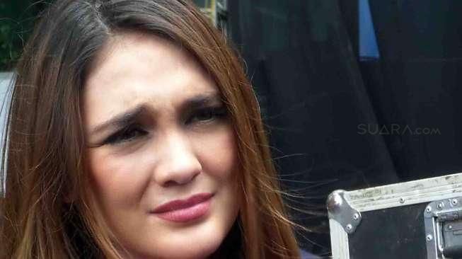 Sampai saat ini Luna Maya mengaku belum terpikir akan menikah dengan Rheino dalam waktu dekat. 