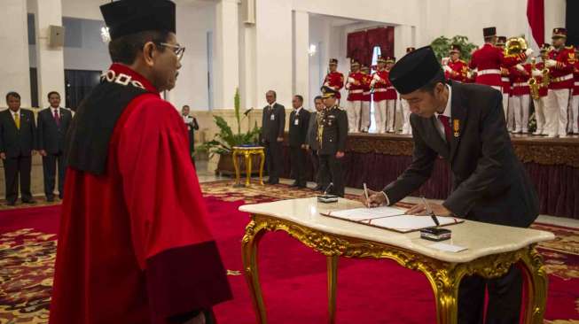 Jokowi Lantik Hakim MK