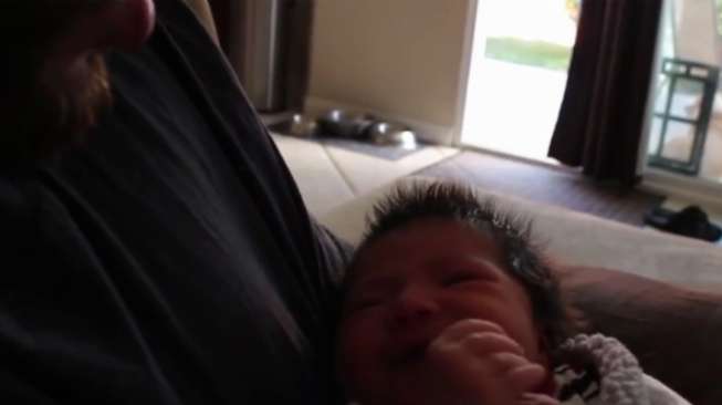 Kocak, Bayi Ini Baru Bisa Tidur Bila Dengar Suara Darth Vader