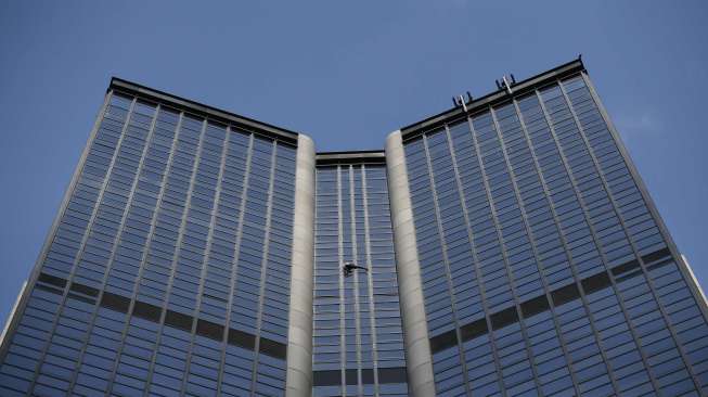 Pemanjat asal Prancis Alain Robert menaklukkan Tour Montparnasse. Gedung setinggi 210 meter di Paris, Prancis, Selasa (28/4).