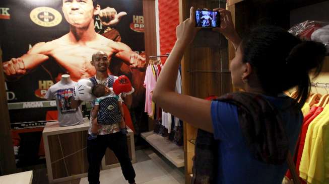 Berbagai suvenir Manny Pacquiao yang dijual di sebuah toko di Metro Manila, Filipina jelang laga melawan Floyd Mayweather Jr 2 Mei 2015 mendatang.