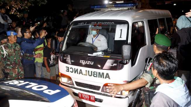 Mobil-mobil ambulans yang membawa peti-peti jenazah terpidana mati tiba di dermaga penyeberangan Wijaya Pura, Cilacap, Jateng, Rabu (29/4/2015) dini hari. (Reuters/Beawiharta)