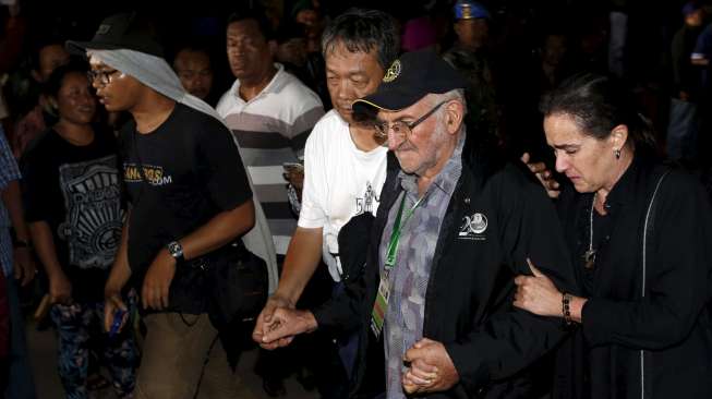 Angelita Muxfeldt, rekan terpidana mati asal Brasil, Rodrigo Gularte (kanan) bersama Pastor Carolus tiba di dermaga penyeberangan Wijaya Pura, Cilacap, Jateng, Rabu (29/4/2015) dini hari. (Reuters/Beawiharta)