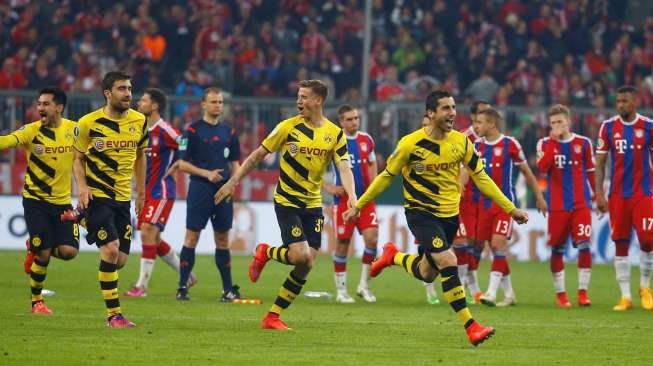 Pemain Borussia Dortmund merayakan kemenangannya atas Bayern Munich di semifinal DFB Pokal di Allianz Arena (29/4). Reuters/Kai Pfaffenbach.