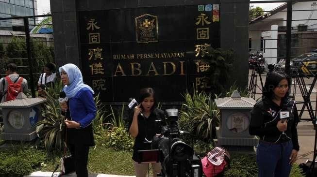 Jenazah Warga Negara Australia Andrew Chan dan Myuran Sukumaran tiba di Rumah Duka Abadi di Jalan Daan Mogot, Jakarta Barat, Rabu (29/4). [Suara.com/Kurniawan Mas'ud]