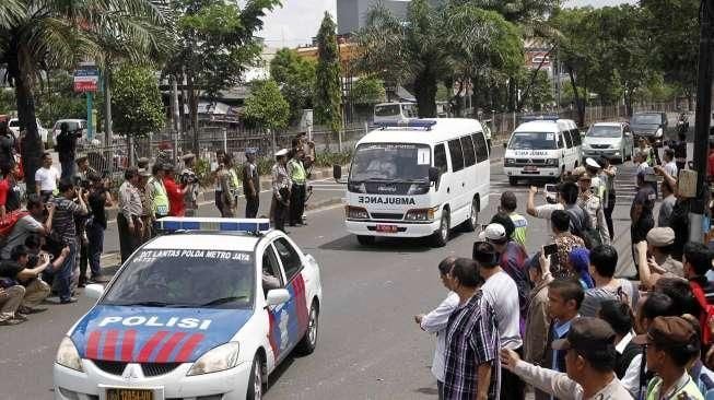 Jenazah Warga Negara Australia Andrew Chan dan Myuran Sukumaran tiba di Rumah Duka Abadi di Jalan Daan Mogot, Jakarta Barat, Rabu (29/4). [Suara.com/Kurniawan Mas'ud]