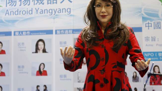 Yangyang, robot berparas cantik ini diperkenalkan di pameran teknologi Global Mobile Internet Conference di Beijing, Cina, (29/4).