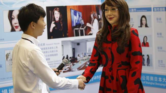 Yangyang, robot berparas cantik ini diperkenalkan di pameran teknologi Global Mobile Internet Conference di Beijing, Cina, (29/4).