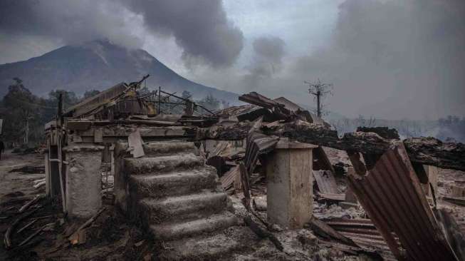 Gunung Sinabung kembali meletus Rabu (29/4) dini hari, menyebabkan sejumlah bangunan di desa yang berjarak radius empat kilo meter tersebut rusak parah.