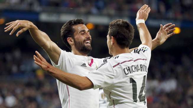 Pemain Real Madrid Alvaro Arbeloa merayakan golnya ke gawang Almeria bersama rekan setimnya, Javier 'Chicharito' Hernandez di Santiago Bernabeu, (29/4). Reuters/Sergio Perez. 