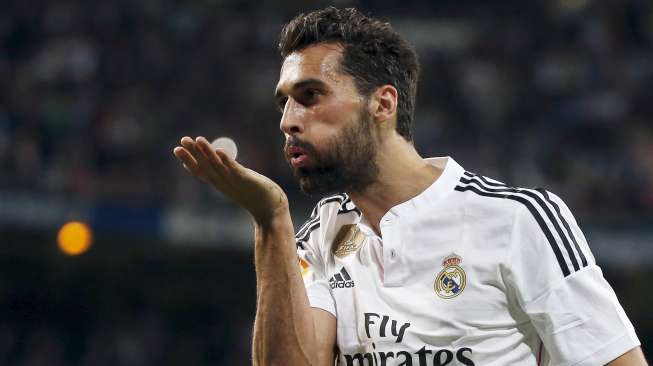 Pemain Real Madrid Alvaro Arbeloa melakukan selebrasi merayakan golnya ke gawang Almeria di Santiago Bernabeu (29/4). Reuters/Sergio Perez