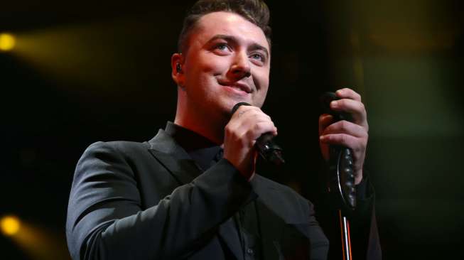 Makin Feminin, Sam Smith Pakai Mini Dress di Taman Bunga