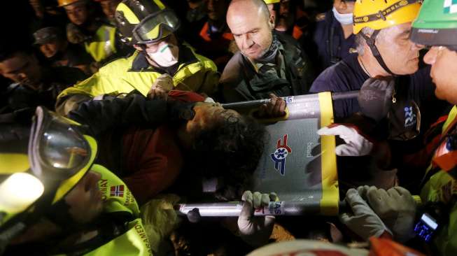 Salah satu korban selamat gempa Nepal yang sempat berhari-hari tertimbun reruntuhan, Krishna Kumari Khadka (24), digotong oleh tim penyelamat gabungan di Kathmandu, Nepal, Kamis (30/4/2015). [Reuters/Adnan Abidi]