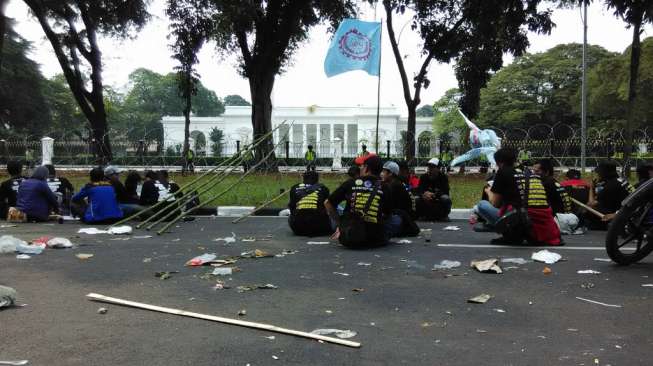 Setelah May Day, Halaman Istana Merdeka Jadi 'Lautan Sampah'