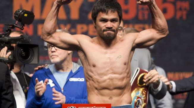 Juara bertahan tinju kelas welter WBC/WBA Floyd Mayweather Jr dari AS dan juara tinju WBO Manny Pacquiao dari Filipina melakukan timbang badan resmi di MGM Grand Garden Arena di Las Vegas, Nevada, (1/5).[Reuters/Steve Marcus]