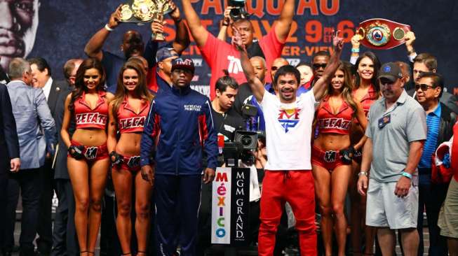 Juara bertahan tinju kelas welter WBC/WBA Floyd Mayweather Jr dari AS dan juara tinju WBO Manny Pacquiao dari Filipina melakukan timbang badan resmi di MGM Grand Garden Arena di Las Vegas, Nevada, (1/5).[Reuters/Steve Marcus]