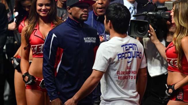 Juara bertahan tinju kelas welter WBC/WBA Floyd Mayweather Jr dari AS dan juara tinju WBO Manny Pacquiao dari Filipina melakukan timbang badan resmi di MGM Grand Garden Arena di Las Vegas, Nevada, (1/5).[Reuters/Steve Marcus]