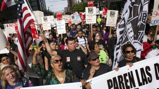 Demonstran menggelar aksi pada Hari Buruh Internasional atau May Day (1/5) di Seattle, Washington. [Reuters/David Ryder]