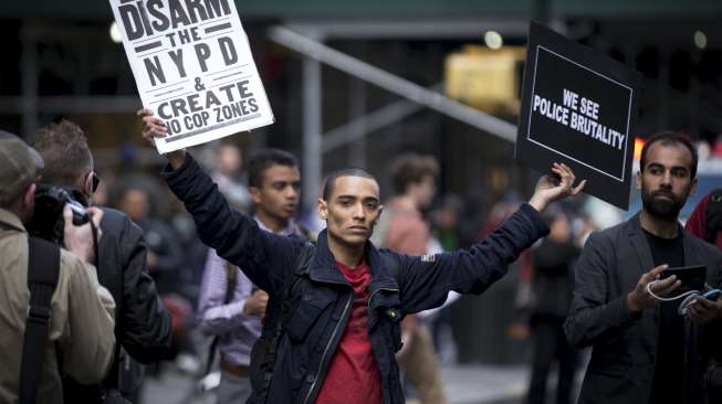 Demonstran menyerukan keadilan sosial, ekonomi dan rasial tepat pada peringatan May Day di New York, menyusul mencuatnya kasus penembakan lelaki kulit hitam Freddie Gray di Baltimore. [Reuters/Brendan Mcdermid]