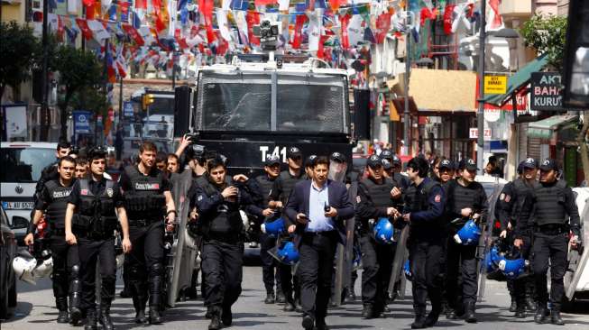 Polisi memblokade jalan untuk mencegah demonstran May Day menggelar aksi di Lapangan Taksim, Istanbul, Turki, (1/5). [Reuters/Umit Bektas]