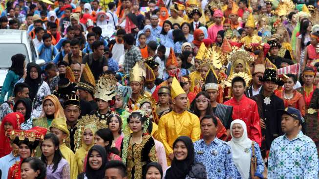 Hardiknas diperingati dengan berbagai macam acara dan kegiatan, seperti pawai budaya, gerak jalan, dan berbagai kesenian daerah.