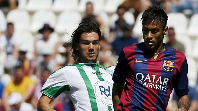 Pemain Barcelona Neymar (kanan) mengecoh pemain Cordoba (2/5) [Reuters/Javier Barbancho]