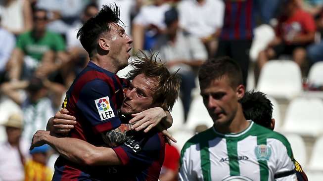 Pemain Barcelona Lionel Messi rayakan golnya bersama Ivan Rakitic (2/5) [Reuters/Javier Barbancho]