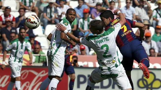 Punggawa Barca Luis Suarez menanduk bola ke gawang Cordoba (2/5) [Reuters/Javier Barbancho]