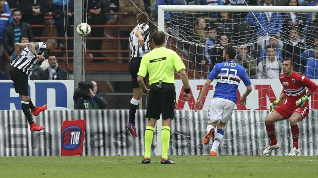 Pemain Juventus Arturo Vidal mencetak gol ke gawang Sampdoria (3/5) [Reuters/Stefano Rellandini]